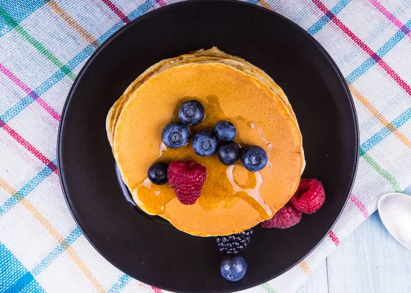 Crêpes Savoureuses Miel Aux Bleuets Framboises Mûres Sur Fond Bois — Photo