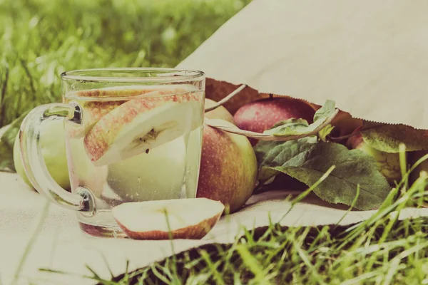 Compota Manzana Jardín Otoño Sobre Fondo Hierba Manzanas Frescas — Foto de Stock