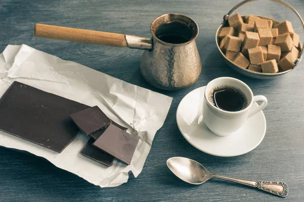 Eine Tasse Kaffee Auf Dem Tisch Türkische Kaffeekanne Und Schokolade — Stockfoto