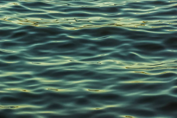 Lágy Víz Elmosódott Textúrája Napfénnyel — Stock Fotó