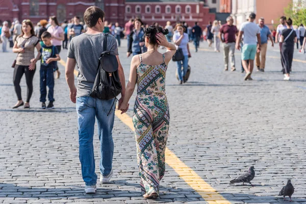 Ρωσία Μόσχα Μαΐου 2018 Ένα Νεαρό Ζευγάρι Που Περπατά Στο — Φωτογραφία Αρχείου
