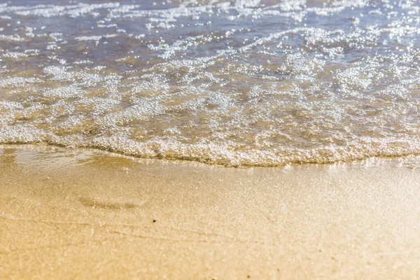 Ακτή Της Θάλασσας Μια Ηλιόλουστη Μέρα Μπλε Κύματα Και Κίτρινη — Φωτογραφία Αρχείου