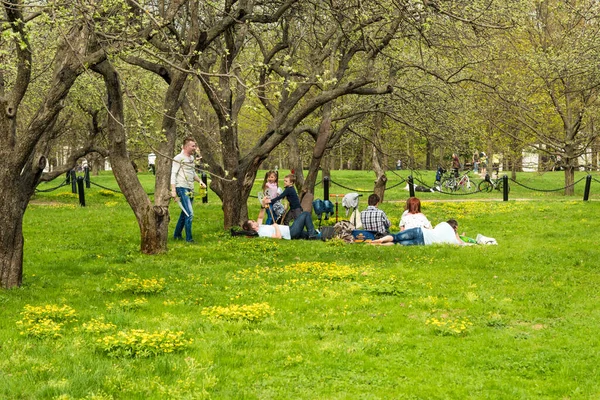 ロシア モスクワ コロマンスコエ公園のVoskresensky Garden 2018年5月2日 人々は春の庭で休み 公園でピクニック — ストック写真