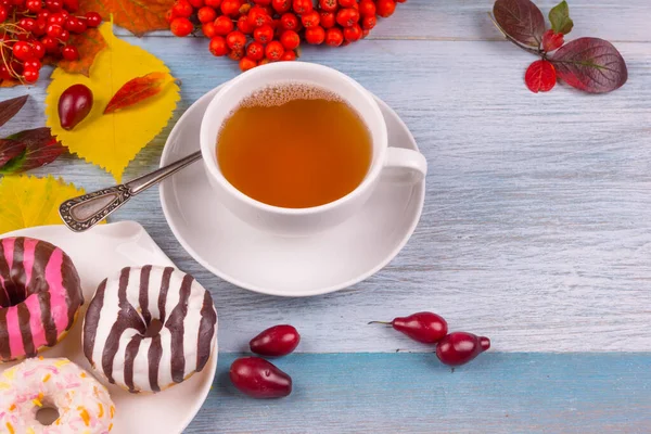 Tasse Tee Und Donuts Mit Herbst Bunten Blättern Und Beeren — Stockfoto