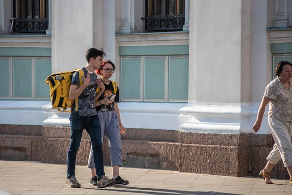 Ρωσία Μόσχα Αυγούστου 2019 Ένας Άντρας Και Ένα Κορίτσι Αγγελιοφόροι — Φωτογραφία Αρχείου