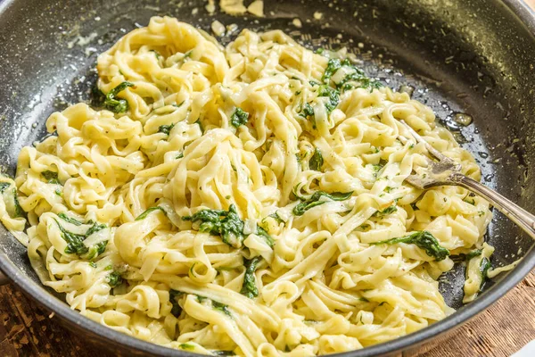 Kızartma tavasında ıspanaklı lezzetli vejetaryen fettucine makarna