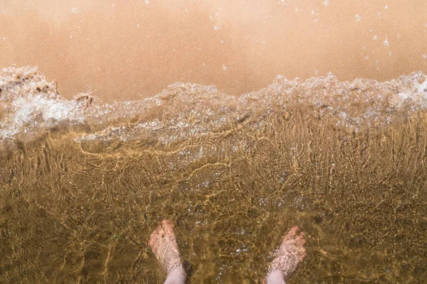 Les Pieds Des Hommes Dans Eau Sur Rivage Sablonneux — Photo