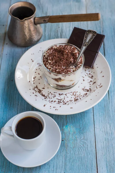 Hausgemachtes Italienisches Desserttiramisu Einem Glas Mit Geriebener Schokolade Und Einer — Stockfoto