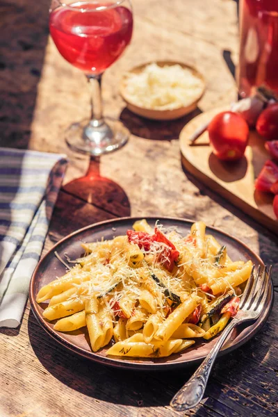 이탈리아의 전통적 식사용 주치니 토마토와 집에서 포도주 한잔을 곁들인 파스타 — 스톡 사진