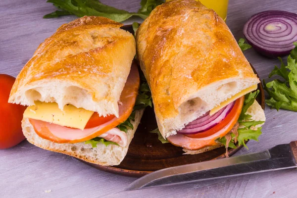 Frische Sandwiches Mit Schinken Käse Salat Zwiebeln Und Tomaten Aus — Stockfoto