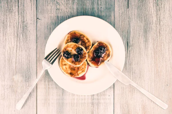 Leckere Käsepfannkuchen Mit Kirschmarmelade Auf Rustikalem Holzgrund — Stockfoto