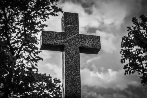 木々の背景に石の十字架の黒い白いショット キリスト教の信仰の概念 — ストック写真