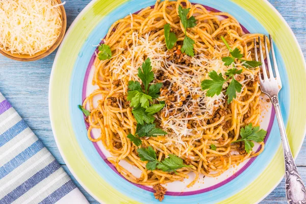 Spaghetti Bolognese Mit Käse Und Sellerieblättern Von Oben — Stockfoto
