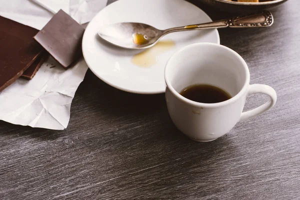 Halbleere Tasse Kaffee Und Schokolade Auf Dem Tisch — Stockfoto