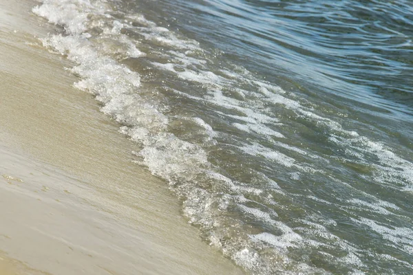 大海沙滩上的小海浪 海滩上阳光灿烂的一天 — 图库照片