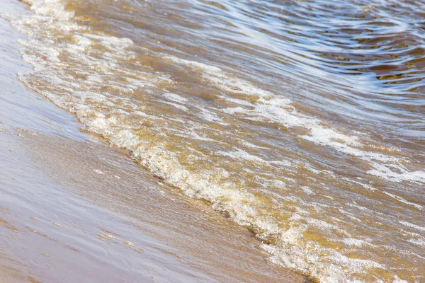 Μικρά Κύματα Στην Αμμώδη Ακτή Του Ωκεανού Ηλιόλουστη Μέρα Στην — Φωτογραφία Αρχείου
