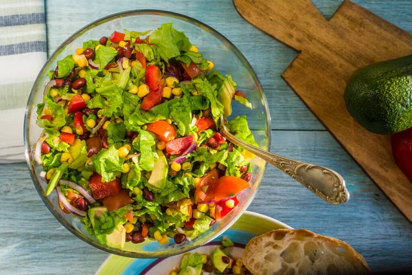 Geleneksel vejetaryen Amerikan Güneybatı Salatası sebzeli, fasulyeli ve mısırlı. 