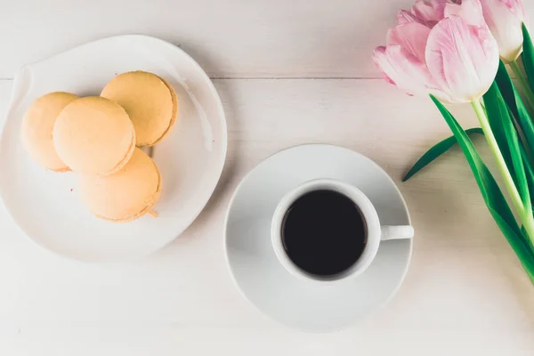 Eine Tasse Kaffee Ein Strauß Blumen Und Kuchen Vor Hellem — Stockfoto