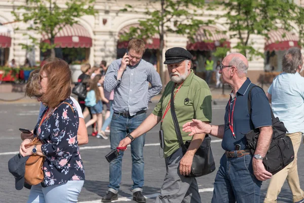 Rússia Moscou Maio 2018 Turistas Europeus Idosos Caminham Pela Cidade — Fotografia de Stock