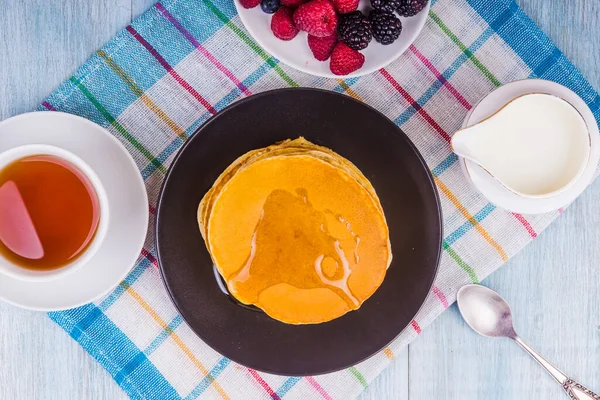 Landfrühstück Tee Und Pfannkuchen Mit Beeren Und Honig Von Oben — Stockfoto