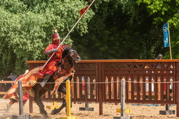 Moscou Rússia Junho 2019 Cavaleiro Armadura Medieval Cavalo Reconstrução Vida — Fotografia de Stock