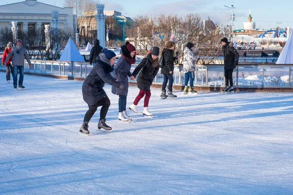 Rusya, Moskova, 10 Ocak 2018 - VDNH bölgesindeki bir buz pateni pistinde kızlar