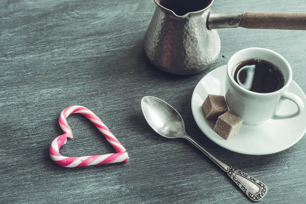 Eine Tasse Kaffee Auf Dem Tisch Türkische Kaffeekanne Herz Aus — Stockfoto
