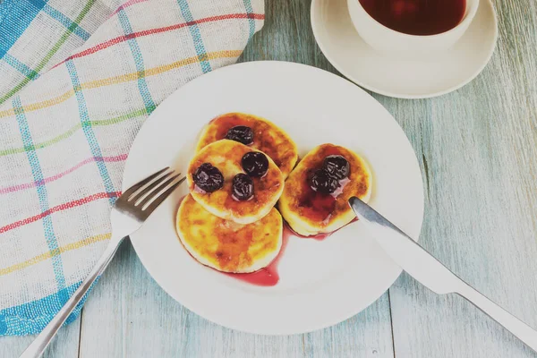 Leckere Käsepfannkuchen Mit Kirschmarmelade Auf Rustikalem Holzboden Mit Früchtetee — Stockfoto