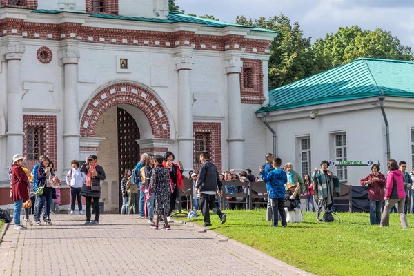 俄罗斯 莫斯科 2019年7月30日 来自中国的游客在科洛曼斯克耶公园博物馆 — 图库照片