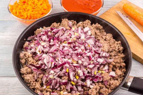 Carne Picada Con Cebolla Para Salsa Boloñesa Frita Una Sartén — Foto de Stock