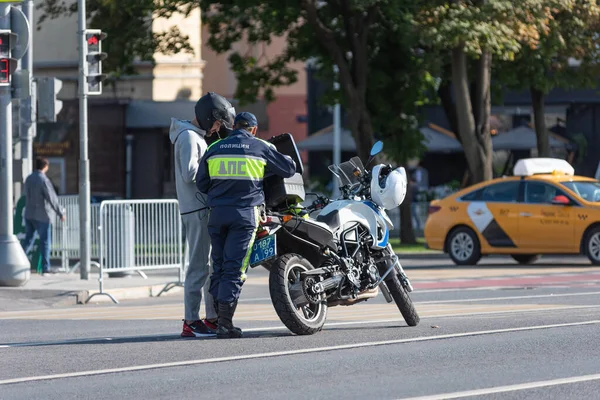 Moskwa Rosja Lipca 2019 Policjant Rozmawiający Motocyklistą Który Naruszył Zasady — Zdjęcie stockowe