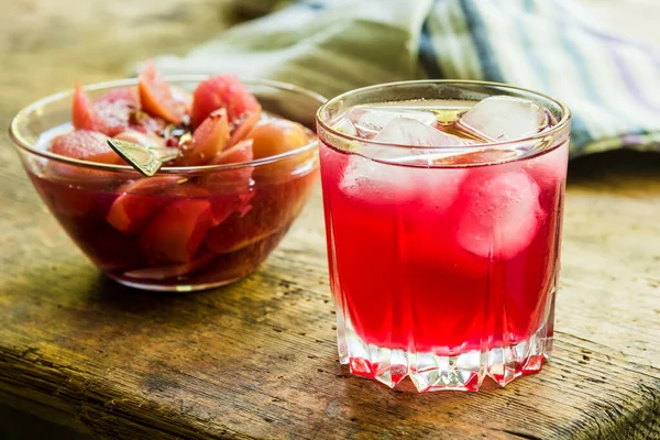 Boisson Aux Fruits Rouges Avec Glace Sur Une Vieille Table — Photo