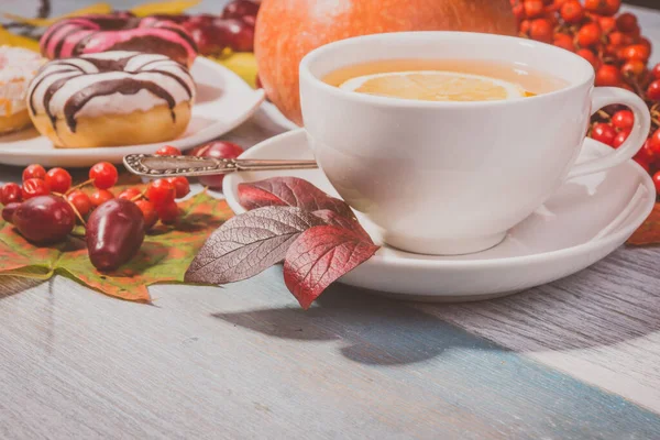 Tasse Grüner Tee Mit Zitrone Und Herbstblättern Auf Einem Holztisch — Stockfoto