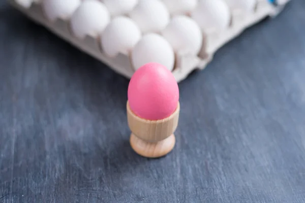 Одно Розовое Яйцо Картонная Коробка Яйцами — стоковое фото