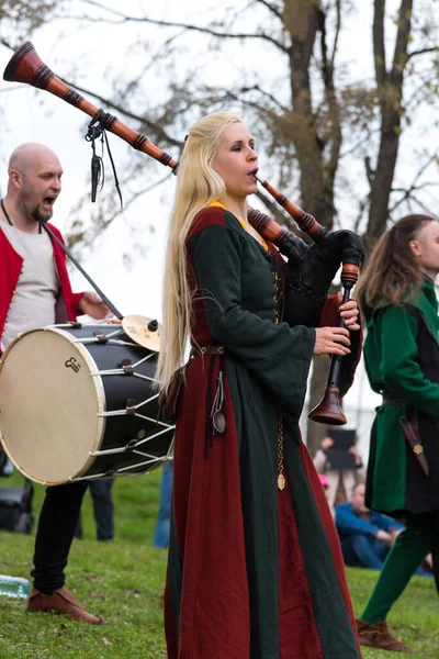 2018 Russia Moscow Kolomenskoye Park 2018 Folklore Group Plays Bagpipe — 스톡 사진