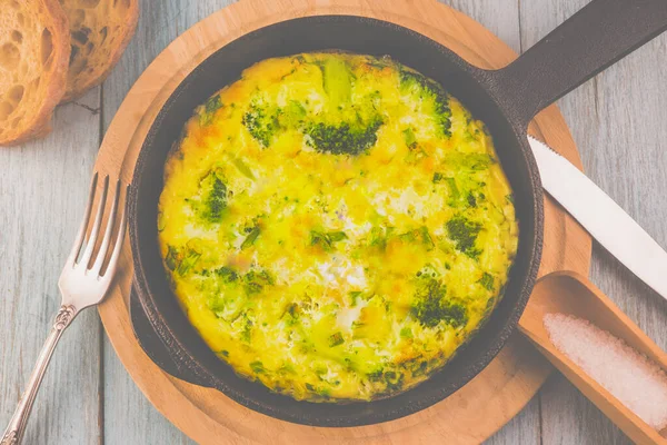 Omelette Brokułami Śniadanie Patelni Tradycyjne Francuskie Frittata — Zdjęcie stockowe
