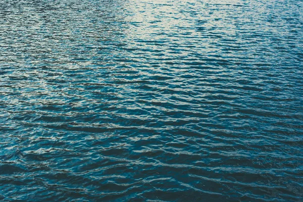 日落时海水的纹理起伏 — 图库照片