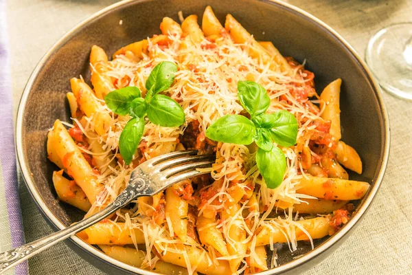 이탈리아의 요리인 파사올 Pasta Allarrabbiata 접시에 토마토 소스를 곁들인 클로즈업 — 스톡 사진