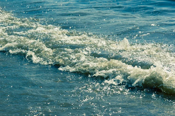 阳光灿烂的海面上的小浪花 — 图库照片