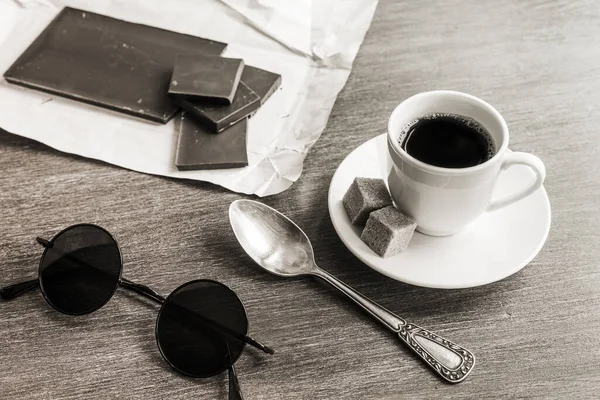 Kaffee Schokolade Und Sonnenbrille Auf Dem Tisch Frühstück Urlaub Schwarz — Stockfoto