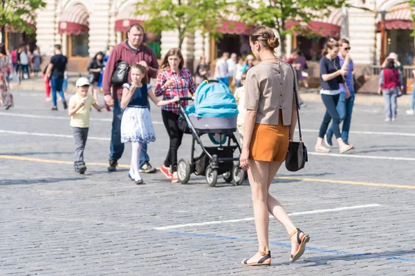 Moskau Russland Mai 2018 Eine Schlanke Junge Frau Kommt Einer — Stockfoto