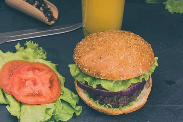 Lahodný Domácí Hamburger Housce Sezamem Sklenicí Džusu — Stock fotografie