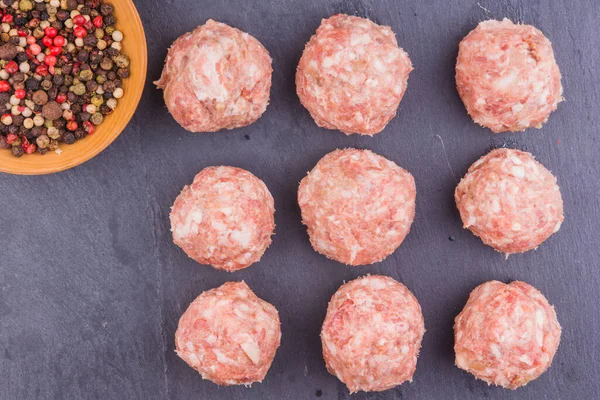 Albóndigas Crudas Una Pizarra Fondo Oscuro Vista Superior Copia Espacio —  Fotos de Stock