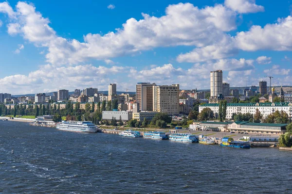 Rusya, Saratov, 28 Eylül 2018 - Rıhtımda gemileri olan liman manzarası