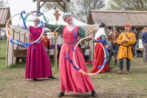 Rusia Moscú Kolomenskoye Park Mayo 2018 Mujeres Jóvenes Trajes Medievales —  Fotos de Stock