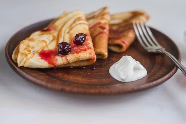 Dorfpfannkuchen Mit Marmelade Auf Einem Rustikalen Tablett Zum Frühstück — Stockfoto