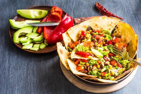 Meksika baharatlı vejetaryen taco salatası, avokado, mısır, biber, domates ve fasulye.