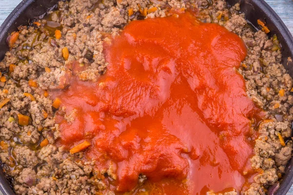 Preparação Molho Bolonhesa Acrescentando Pasta Tomate Carne Picada Frita Uma — Fotografia de Stock