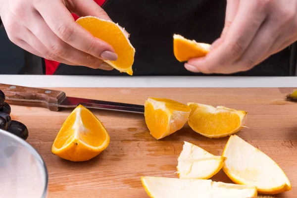 Mujer Pelando Naranja Con Ensalada Frutas Una Tabla Cortar Madera — Foto de Stock