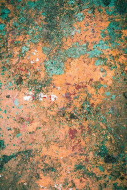 Eski, koyu ahşap bir yüzey, eski püskü bir boyası var.